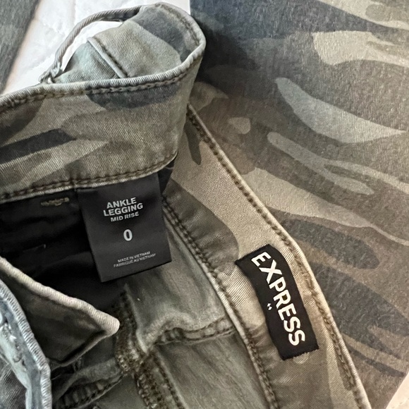 Express Mid Rise Ankle Legging Camo Distressed Ankle Size: 0 - Picture 8 of 10